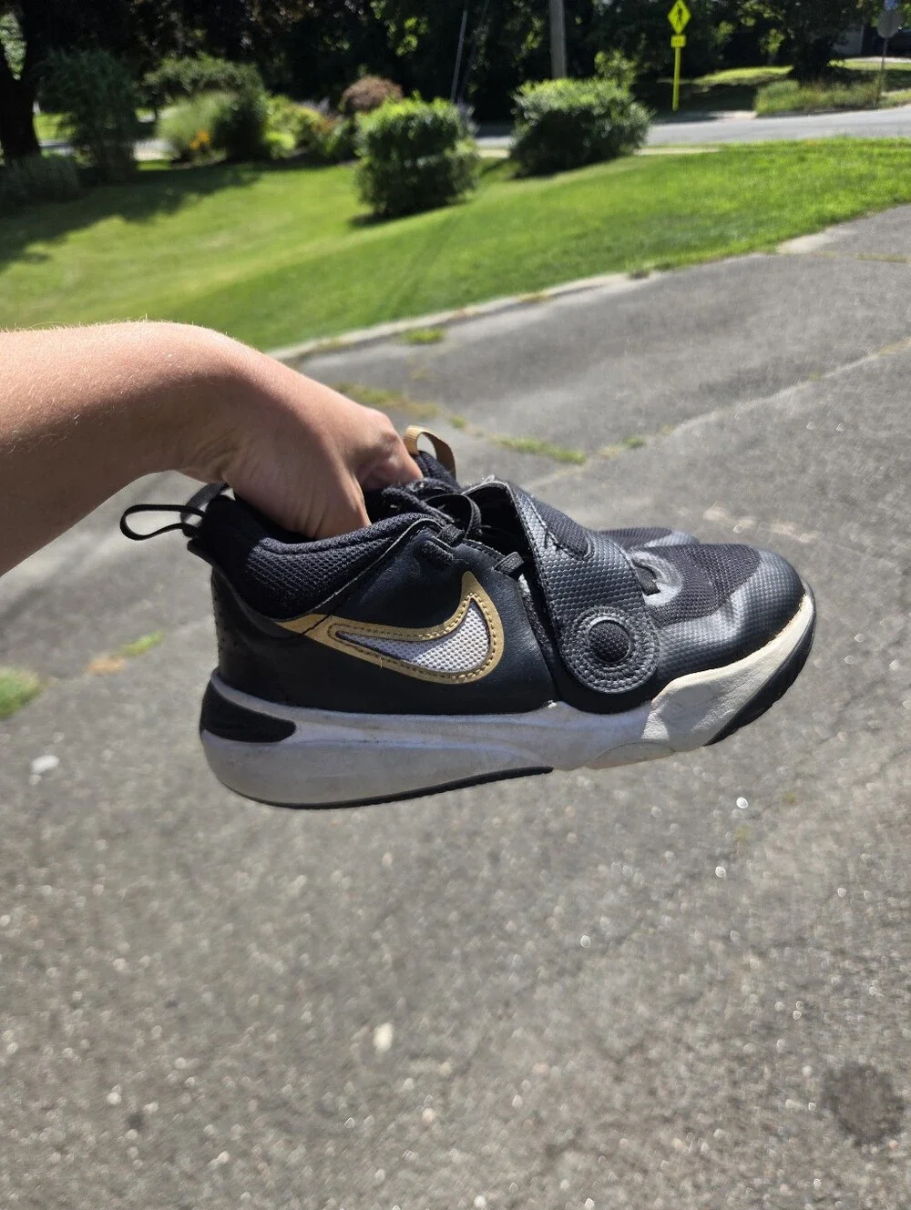 Nike Team Hustle  Black/Gold/White Kid's Sneakers - Size 3